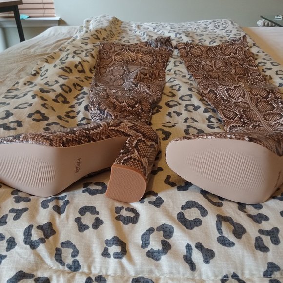 Python Womens Boots - Picture 2 of 2